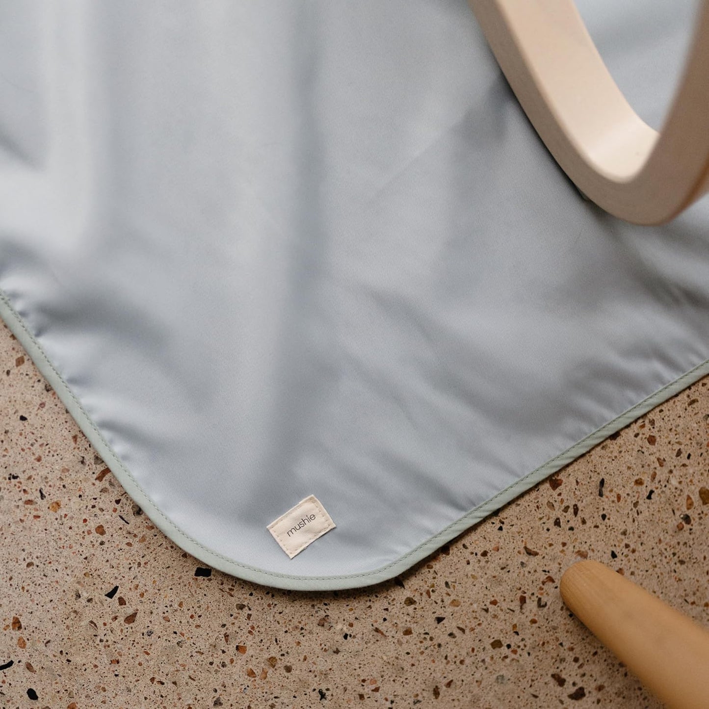 Mushie Tapete Splat para cadeira alta | Tapete impermeável para cadeira alta | 108x108 cm | Leve, durável e livre de BPA | Ideal para recolher restos de comida e para a introdução alimentar do bebê (Tradewinds)