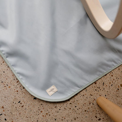 Mushie Tapete Splat para cadeira alta | Tapete impermeável para cadeira alta | 108x108 cm | Leve, durável e livre de BPA | Ideal para recolher restos de comida e para a introdução alimentar do bebê (Tradewinds)