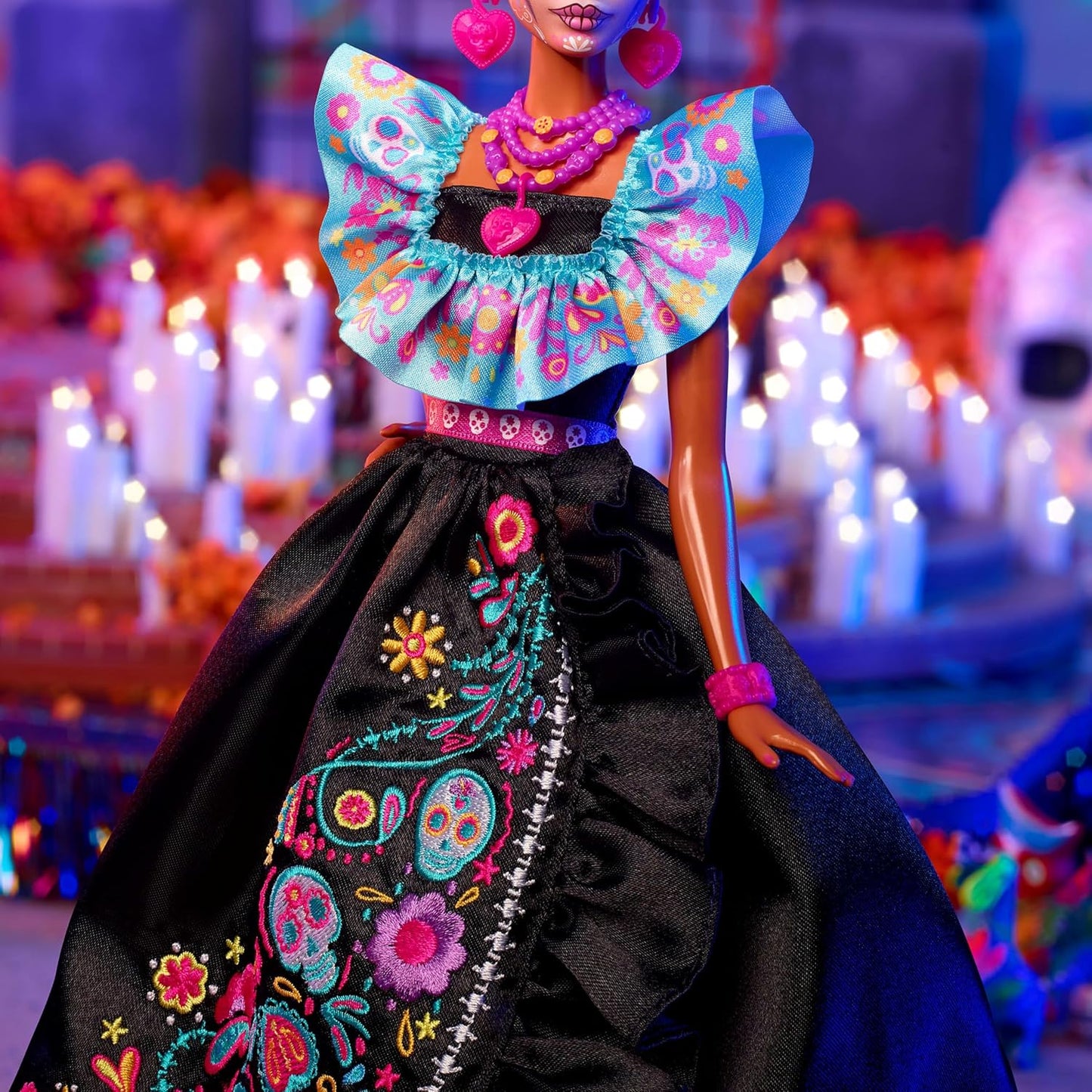 Barbie Boneca Signature, coleção Dia dos Mortos 2024, com vestido preto, blusa azul com babados, estampa bordada e acessórios coloridos, HRM72