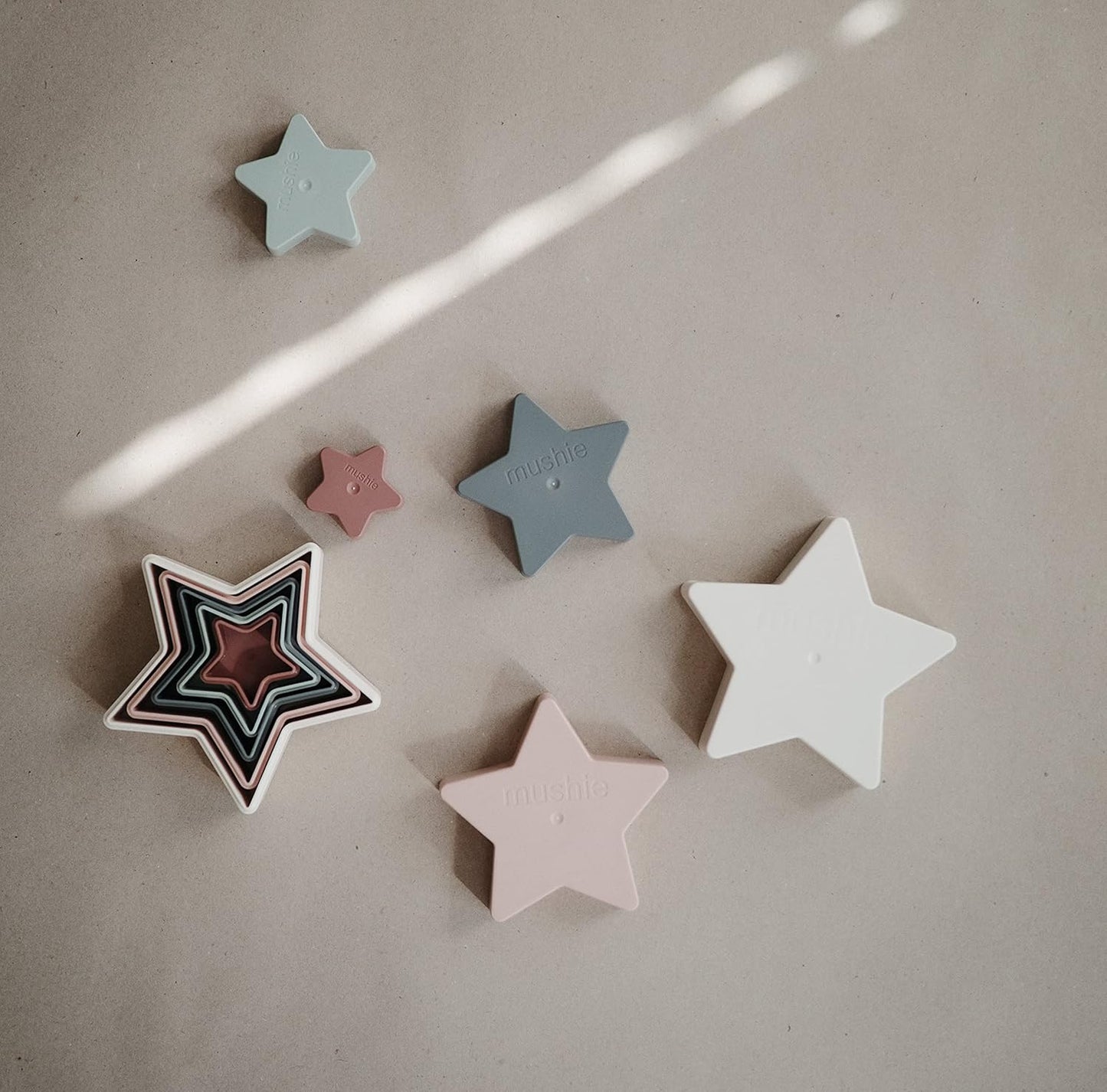 Mushie Brinquedo Empilhável Estrela de Encaixe | Desenvolve a Coordenação Motora | Diversão e Criatividade para Crianças | Material: Polipropileno, Fabricado na Dinamarca