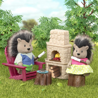 Li’l Woodzeez – Conjunto de pátio externo – Conjunto de brinquedos de 23 peças com lareira, móveis e acessórios para alimentos – Brinquedos em miniatura e conjuntos de jogos para crianças a partir de 3 anos