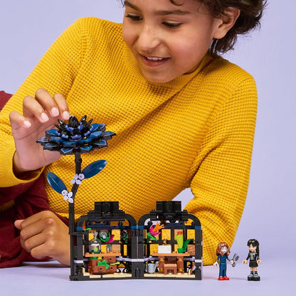 LEGO Wednesday Black Dahlia Flower Toy - Modelo que abre para brincar e exibir, com 2 mini bonecas e acessórios - Presente para meninas e meninos a partir de 9 anos e fãs da série de TV - 76784
