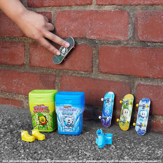 Hot Wheels Pranchas e tênis de skate, 2 recipientes de sabores com 2 pranchas exclusivas e 1 par de tênis de skate removíveis em recipientes de armazenamento portáteis, HWV21