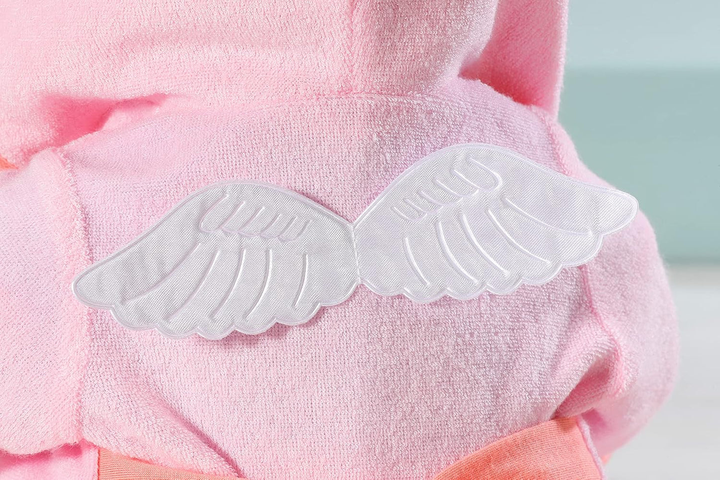 Baby Annabell Conjunto de Banho Deluxe 43cm - Estampa de Asas de Anjo e Ovelhas - Fácil para Mãos Pequenas, Brincadeiras Criativas Promovem Empatia e Habilidades Sociais, Para Crianças a partir de 3 Anos - Inclui Roupão, Macacão e Meias