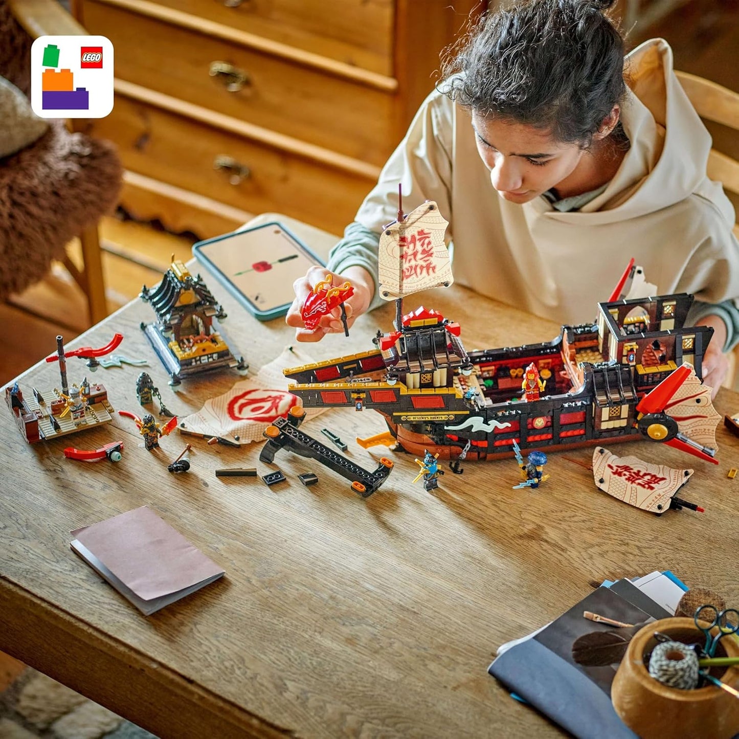 LEGO NINJAGO The Temple Bounty - Barco de brinquedo interativo com velas móveis, além de 6 minifiguras, incluindo Cole, Zane e Nya - Presente para meninos maiores de 14 anos e fãs adolescentes de Dragons Rising - 71848