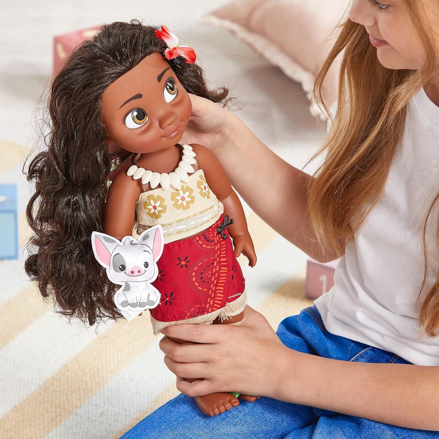 Disney Store Coleção oficial do animador de boneca Moana, 39 cm / 15 ”com cabelo e roupa enraizados realistas, brinquedo macio Pua de cetim acolchoado, boneca infantil colecionável, brinquedo adequado para maiores de 3 anos