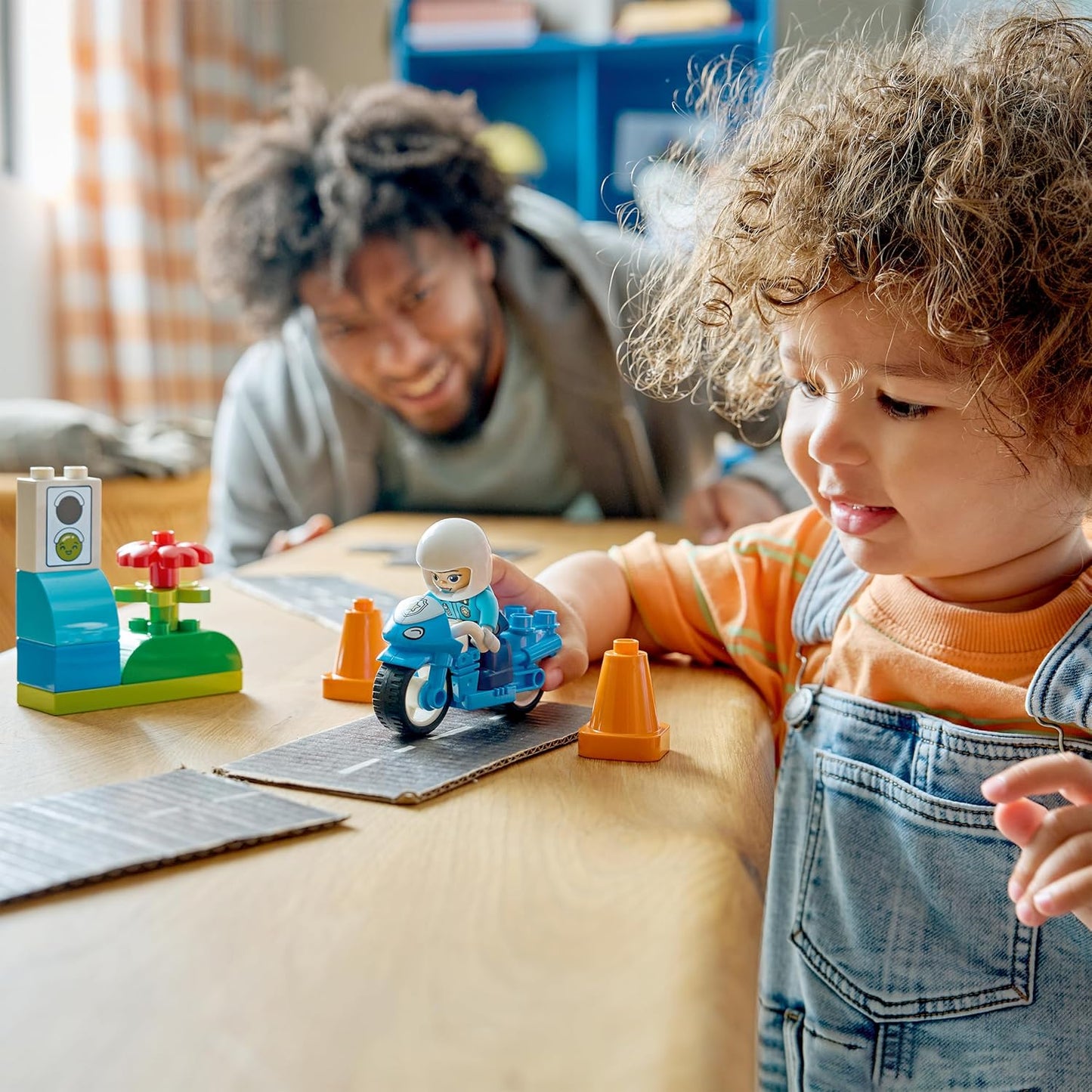 LEGO DUPLO Motocicleta Policial Azul - Brinquedo Educativo para Desenvolvimento da Coordenação Motora de Crianças Pequenas - Inclui Motocicleta, Figura de Policial e Semáforos - Presente de Aniversário para Meninos e Meninas a partir de 2 Anos - 10471