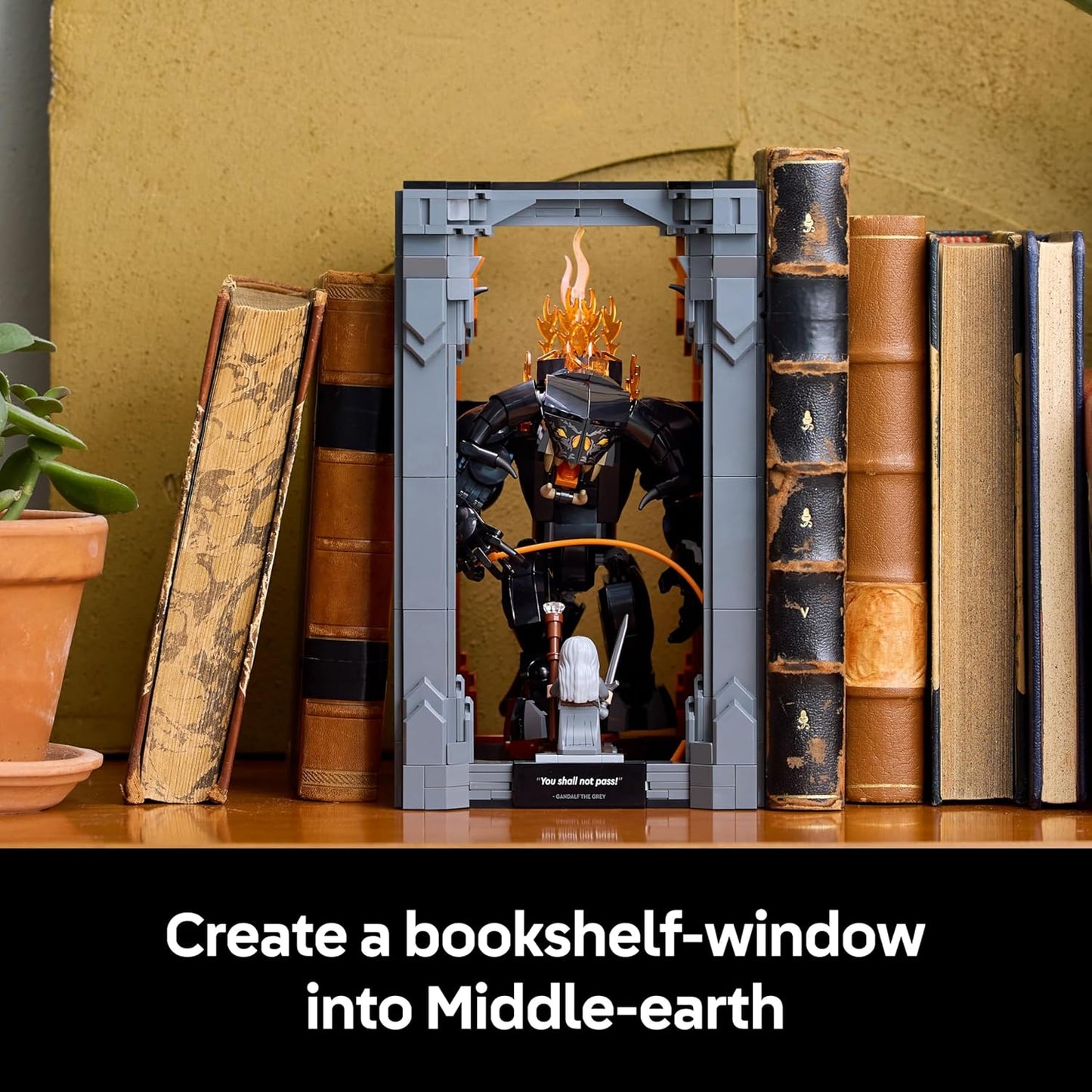 LEGO Ícones O Senhor dos Anéis: Balrog Book Nook - Decoração de estante faça você mesmo com uma minifigura de Gandalf, o Cinzento, e uma figura de dragão - Presente colecionável para fãs - 10367
