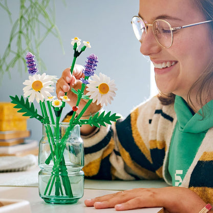 LEGO Botanicals Margaridas - Buquê de Flores Artificiais - Presente para o Dia das Mães, incluindo Margaridas e Lavanda Artificiais - Decoração DIY para Quarto - Kit de Artesanato para Meninas a partir de 9 Anos e Amantes de Flores Adultos - 11508
