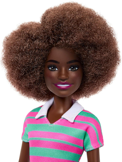 Barbie Boneca Fashionistas nº 247 com cabelo preto encaracolado, vestido rosa e verde listrado com gola e acessórios como relógio laranja e tênis brancos, JJN60