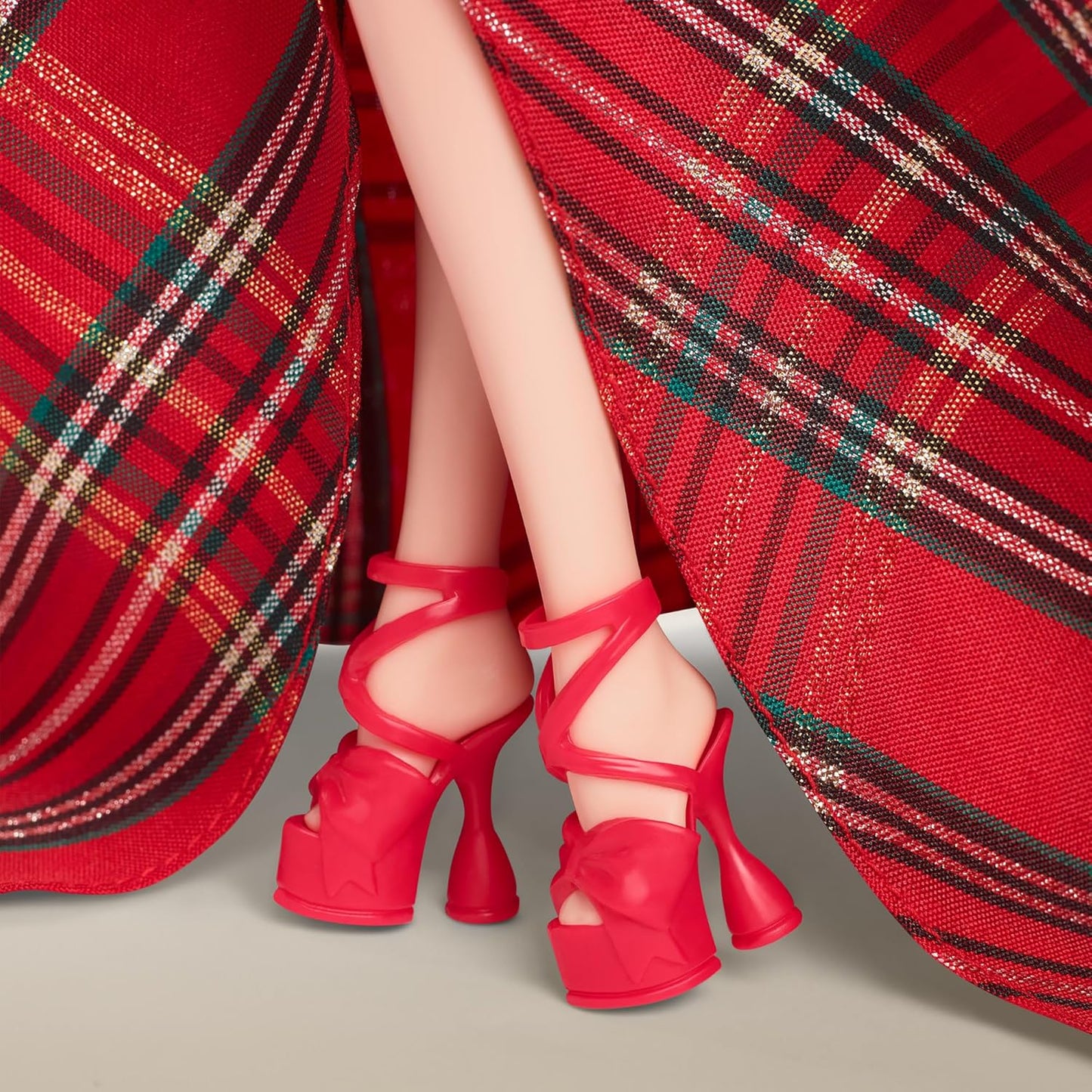 Barbie Boneca Signature, Boneca Loira da Moda para o Natal de 2024, com Vestido e Saia Xadrez, Presente de Colecionador da Temporada em Embalagem Exibivel, HRM65