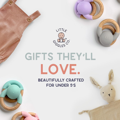 Little Giggles Co.® Conjunto de Brinquedos para Bebé – Inclui chocalho sensorial, anel de dentição calmante e panos grandes de musselina macia 100% algodão. Essenciais para recém-nascidos e ideia perfeita de presente para chá de bebé.