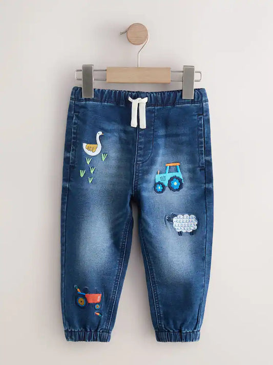|Boy| Calça Jeans Azul Médio Com Estampa De Fazenda (3 meses a 7 anos)