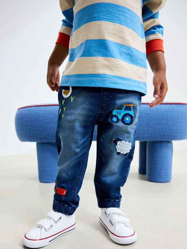 |Boy| Calça Jeans Azul Médio Com Estampa De Fazenda (3 meses a 7 anos)