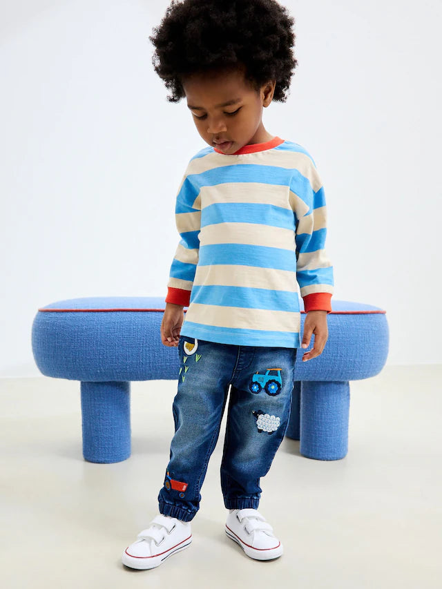 |Boy| Calça Jeans Azul Médio Com Estampa De Fazenda (3 meses a 7 anos)