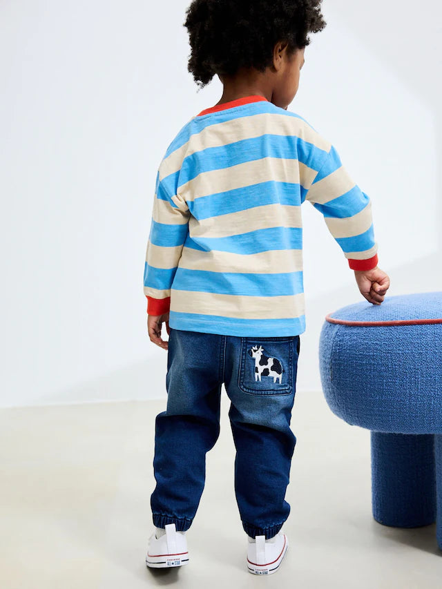 |Boy| Calça Jeans Azul Médio Com Estampa De Fazenda (3 meses a 7 anos)