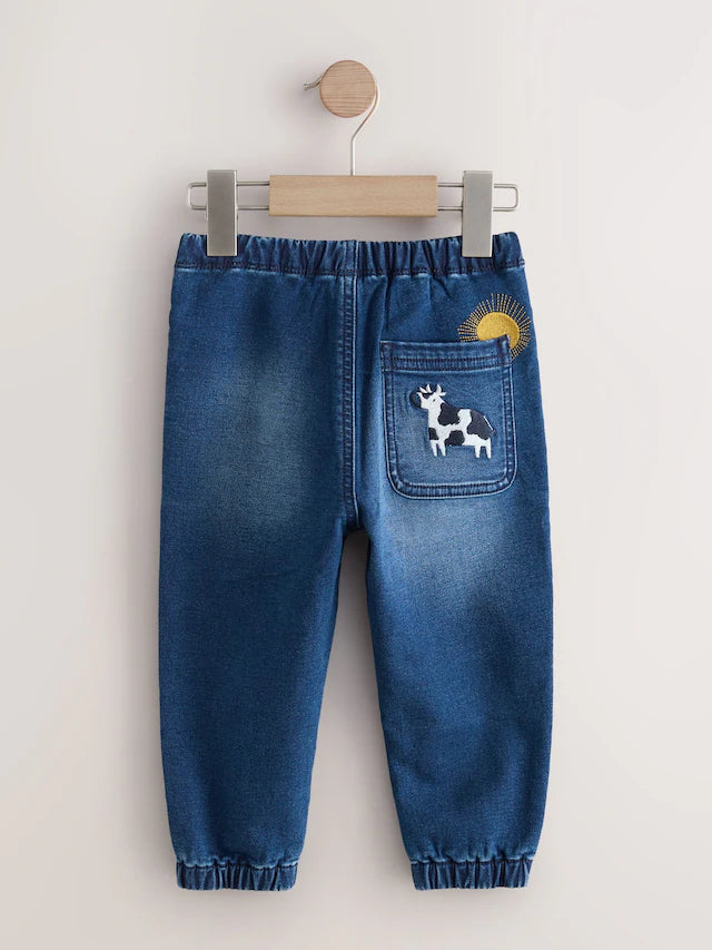 |Boy| Calça Jeans Azul Médio Com Estampa De Fazenda (3 meses a 7 anos)
