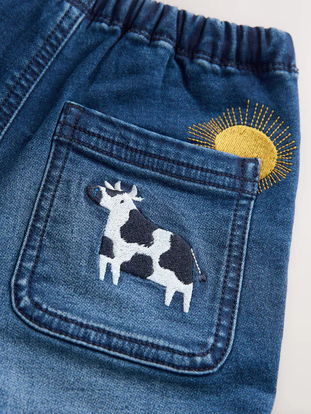 |Boy| Calça Jeans Azul Médio Com Estampa De Fazenda (3 meses a 7 anos)