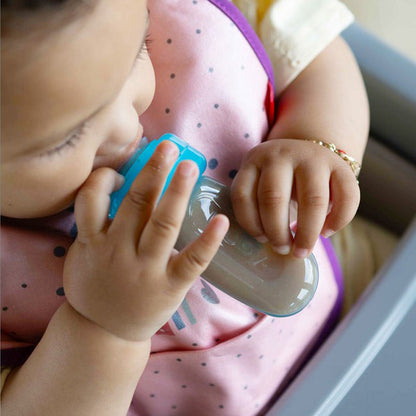 Nuby Ez Squeeze Z Alimentação automática. Silicone macio para as mãozinhas apertarem.