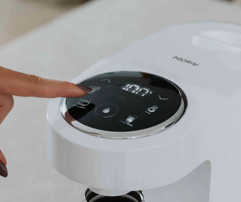 O Nuby Rapid Hot White alimenta-o com água fervente.