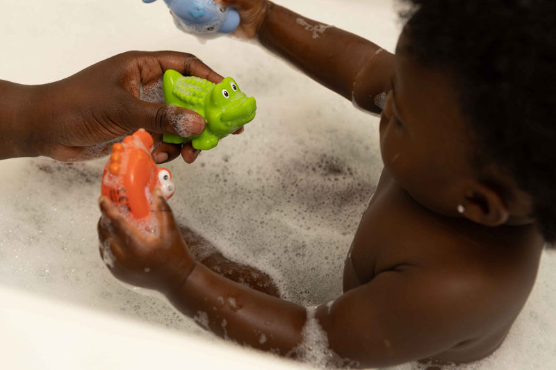Nuby Os brinquedos Squirters esguicham água e flutuam na superfície.