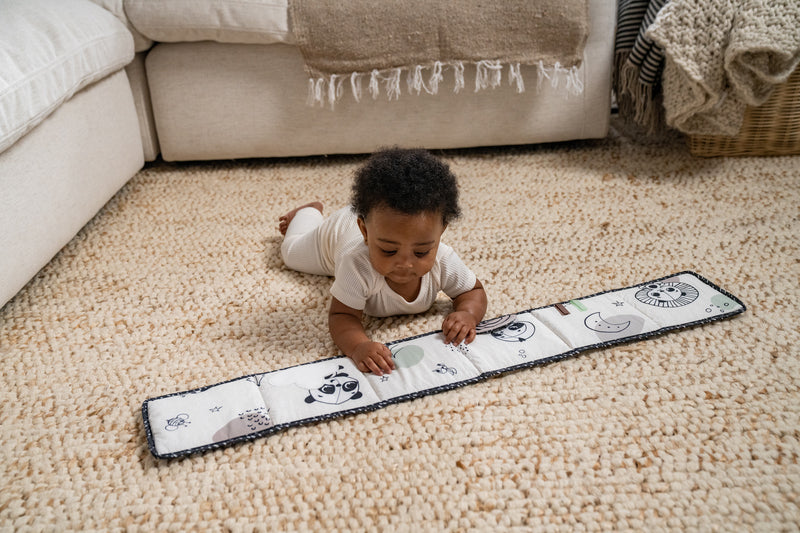 Tiny Love Primeiro livro frente e verso, preto e branco.