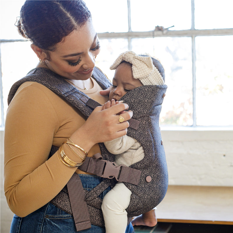 Infantino  Porta-bebês conversível Flip Advanced 4 em 1 com estampa de leopardo