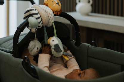 Nuby Espiral de Aventuras com Animais Envolve a alça da cadeirinha do carro ou a barra do carrinho de bebê