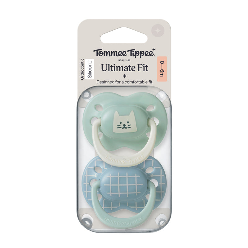Tommee Tippee Chupeta Ultimate Fit para menino de 0 a 6 meses, pacote com 2 unidades, com protetor e bico de silicone.
