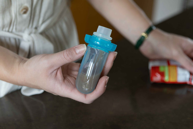 Nuby Ez Squeeze Z Alimentação automática. Silicone macio para as mãozinhas apertarem.