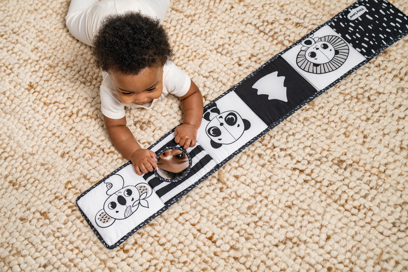 Tiny Love Primeiro livro frente e verso, preto e branco.