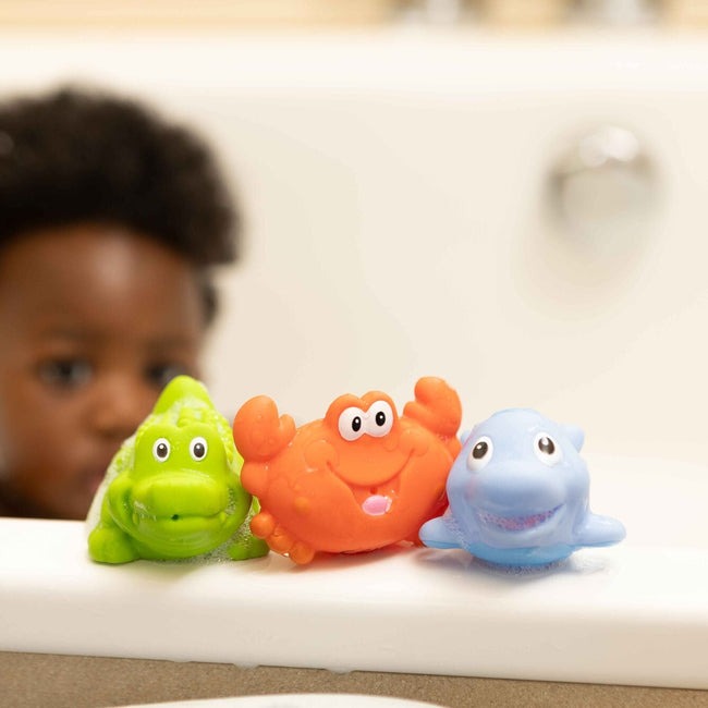 Nuby Os brinquedos Squirters esguicham água e flutuam na superfície.