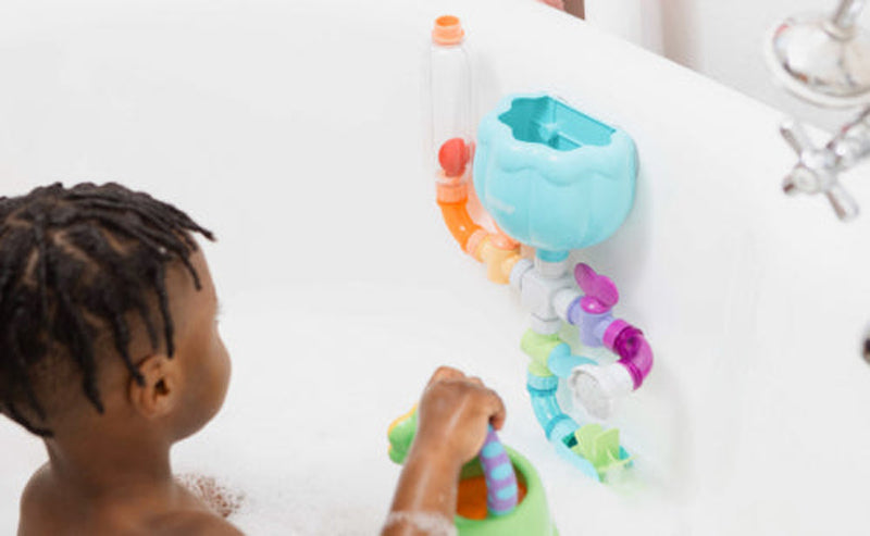 Nuby Copos Wacky Water Works para fixar o brinquedo com segurança na banheira.