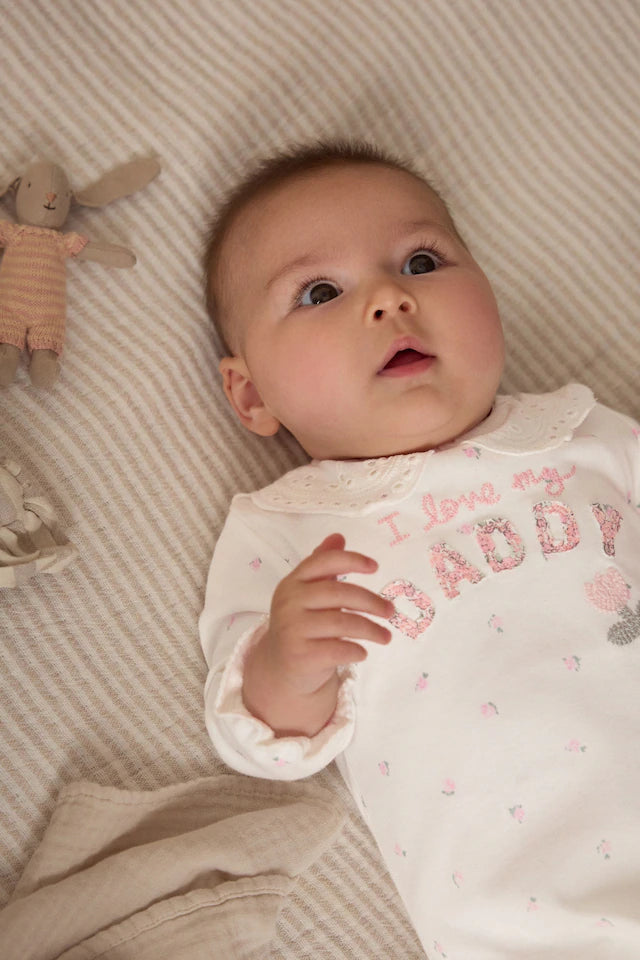 |BabyGirl| Macacão De Dormir Ecru Daddy Baby Family 100% Azlgodão (0-2 anos)