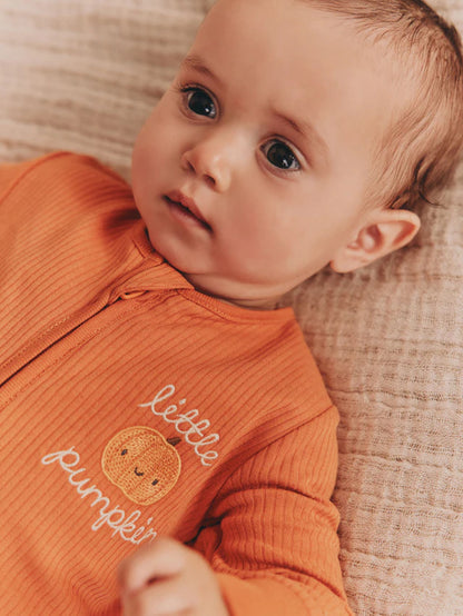 |BabyBoy| Macacão De Dormir Baby Little Pumpkin Marrom Ferrugem Com Zíper Bidirecional (0 meses a 3 anos)