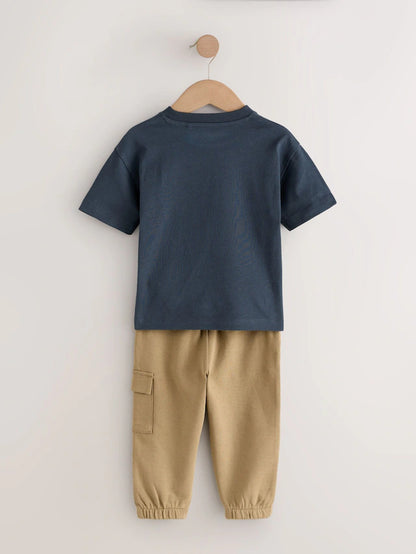 |Boy| Conjunto De Camiseta De Manga Curta Azul Marinho/Bege e Calça Jogger Utilitária (3 meses a 7 anos)