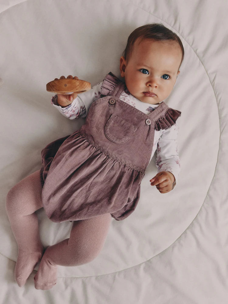 |BabyGirl| Conjunto De 3 Peças Para Bebê: Macacão, Body De Manga Comprida e Meia-Calça em veludo cotelê roxo e branco.