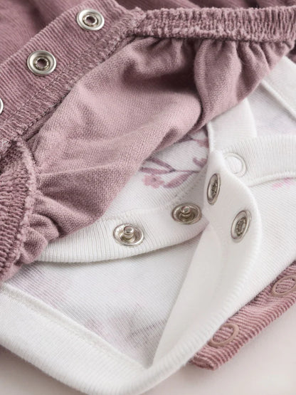 |BabyGirl| Conjunto De 3 Peças Para Bebê: Macacão, Body De Manga Comprida e Meia-Calça em veludo cotelê roxo e branco.
