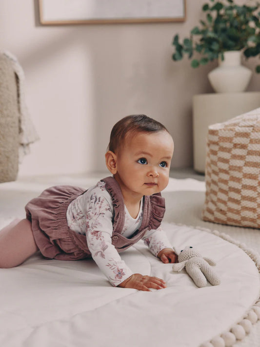 |BabyGirl| Conjunto De 3 Peças Para Bebê: Macacão, Body De Manga Comprida e Meia-Calça em veludo cotelê roxo e branco.