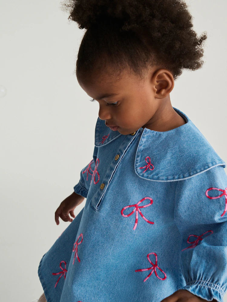 |Girl| Vestido Jeans Com Gola Bordada e Laço (3 meses a 8 anos)
