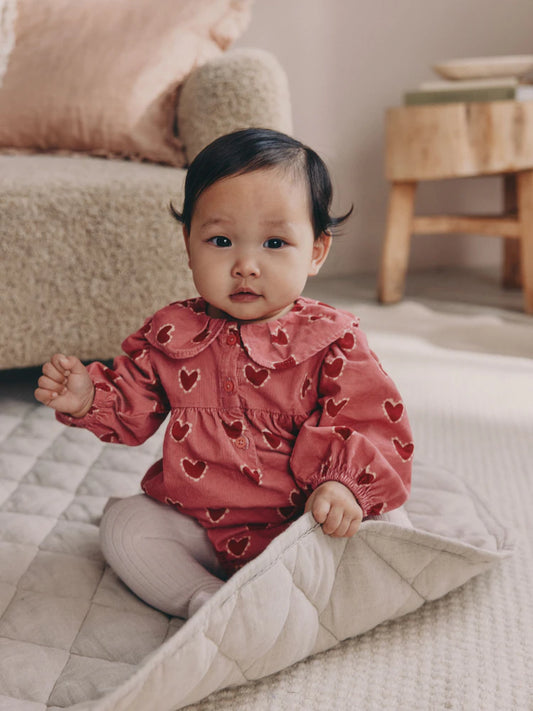 |BabyGirl| Conjunto De 2 Peças De Macacão De Bebê Com Meia-Calça e Coração Vermelho/Rosa (0 meses a 3 anos)