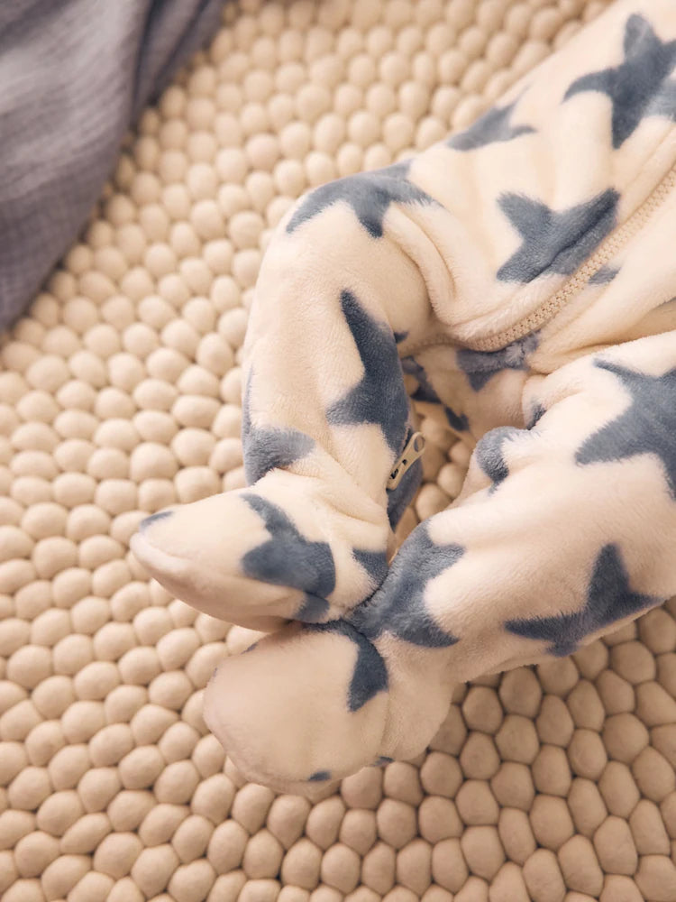 |BabyBoy| Macacão de Bebê em Fleece – Estampa de Estrelas (Azul/Neutro)