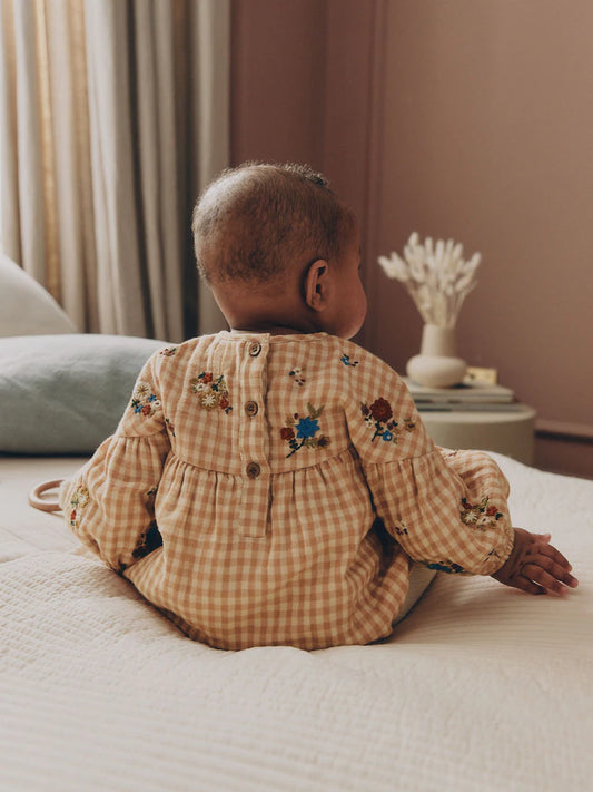 |BabyGirl| Conjunto De 2 Peças Para Bebê: Macaquinho Estilo "Bubble" Bordado Com Estampa Xadrez Marrom e Creme e Meia-Calça