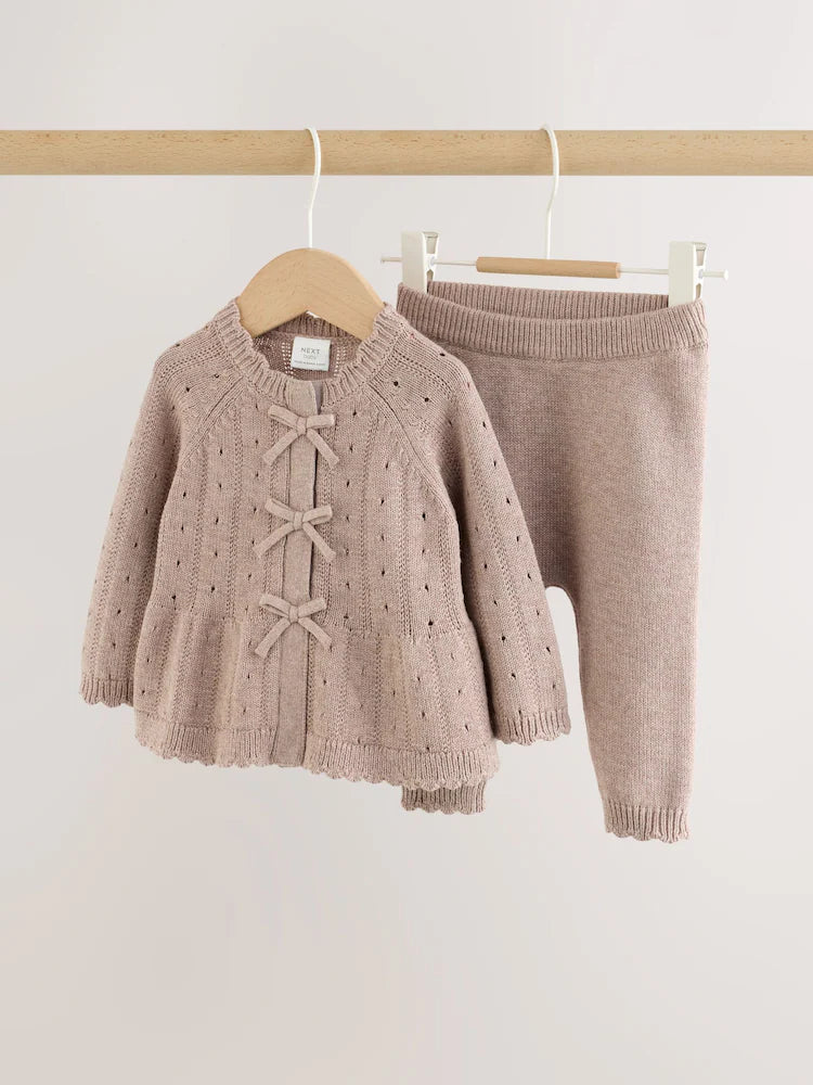 |BabyGirl| Conjunto De 2 Peças Para Bebê: Casaquinho De Tricô Marrom-Chocolate Com Babados e laço + legging (0 meses a 2 anos)