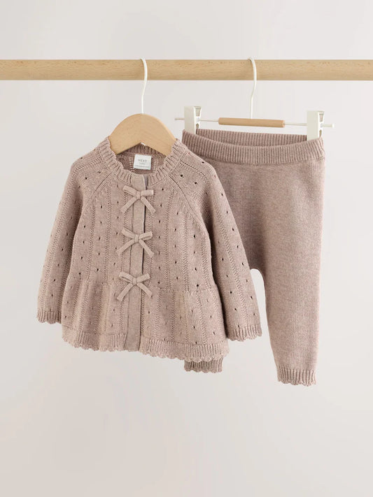 |BabyGirl| Conjunto De 2 Peças Para Bebê: Casaquinho De Tricô Marrom-Chocolate Com Babados e laço + legging (0 meses a 2 anos)