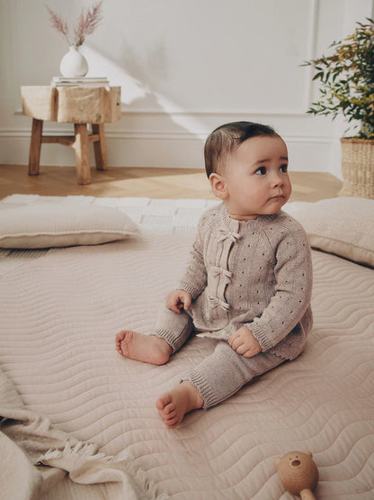|BabyGirl| Conjunto De 2 Peças Para Bebê: Casaquinho De Tricô Marrom-Chocolate Com Babados e laço + legging (0 meses a 2 anos)