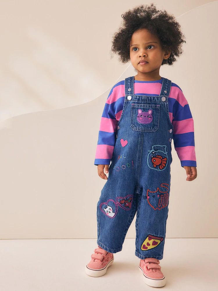 |Girl| Conjunto de Jardineira Jeans Bordada com Listras Azuis/Rosas (3 meses a 7 anos)