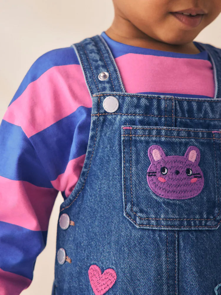 |Girl| Conjunto de Jardineira Jeans Bordada com Listras Azuis/Rosas (3 meses a 7 anos)