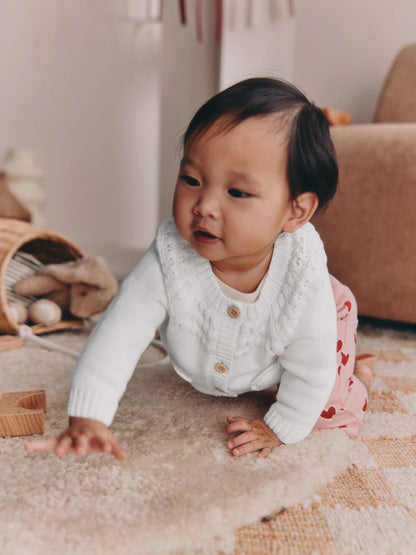 |BabyGirl| Casaquinho Infantil Branco Com Bolso Em Formato De Coração e Fechamento Frontal por botões (0 meses a 2 anos)