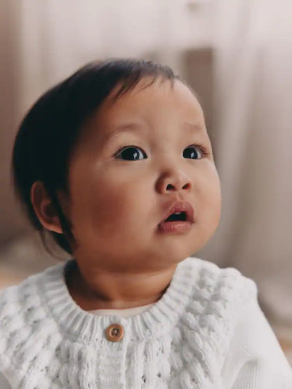 |BabyGirl| Casaquinho Infantil Branco Com Bolso Em Formato De Coração e Fechamento Frontal por botões (0 meses a 2 anos)